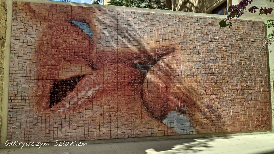 Mural „El Petó” Joana Fontcuberty – pocałunek ułożony z tysięcy małych zdjęć