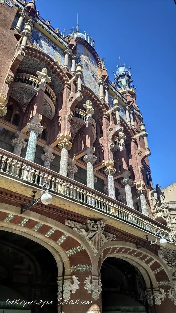 Bogato zdobiona fasada Pałacu Muzyki Katalońskiej w Barcelonie