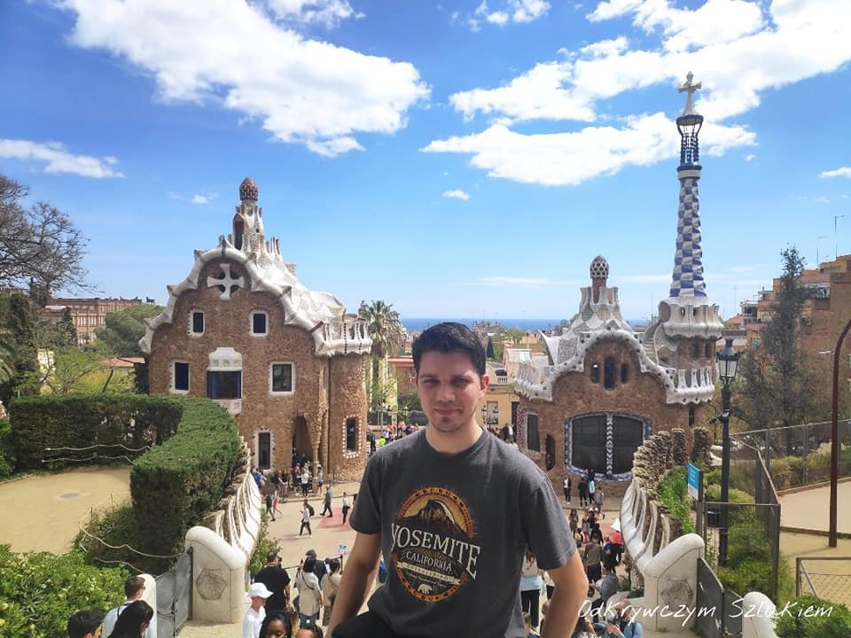 Przy wejściu do Parku Güell, w tle pawilony i wieża