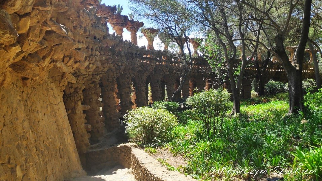 Kamienny portyk z pochylonymi kolumnami w Parku Güell