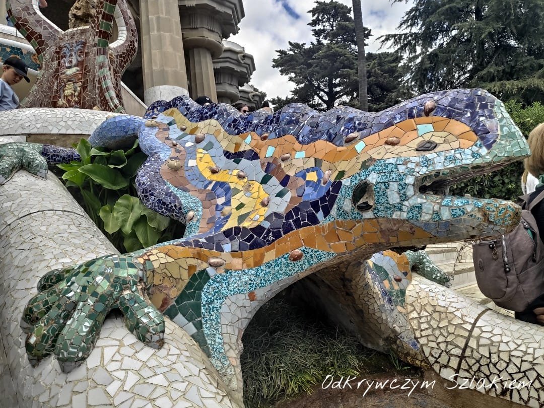 Mozaikowa salamandra na schodach Parku Güell
