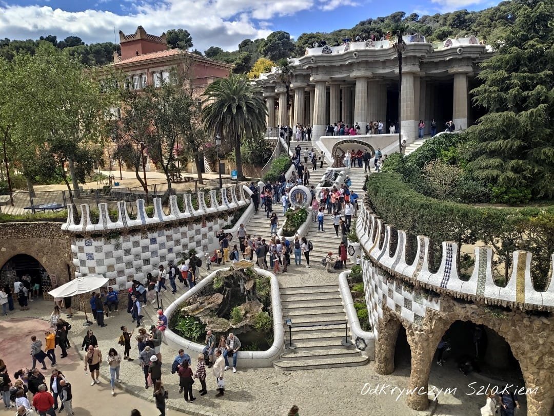 Park Güell – schody i taras z kolumnadą pełne turystów