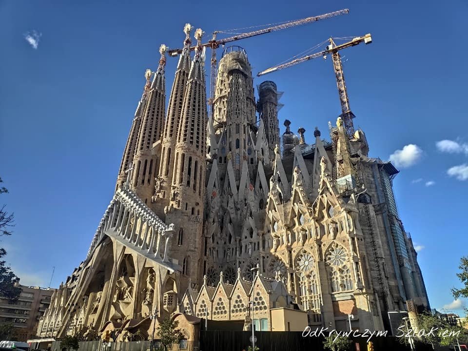 Bazylika Sagrada Família w Barcelonie z dźwigami budowlanymi
