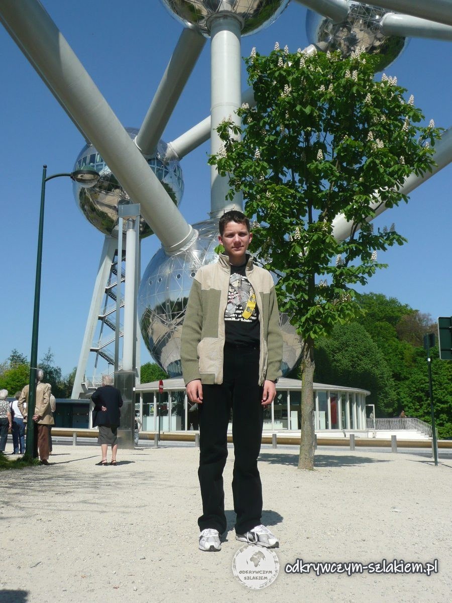 Turysta pod Atomium w Brukseli – stalowymi kulami połączonymi rurami