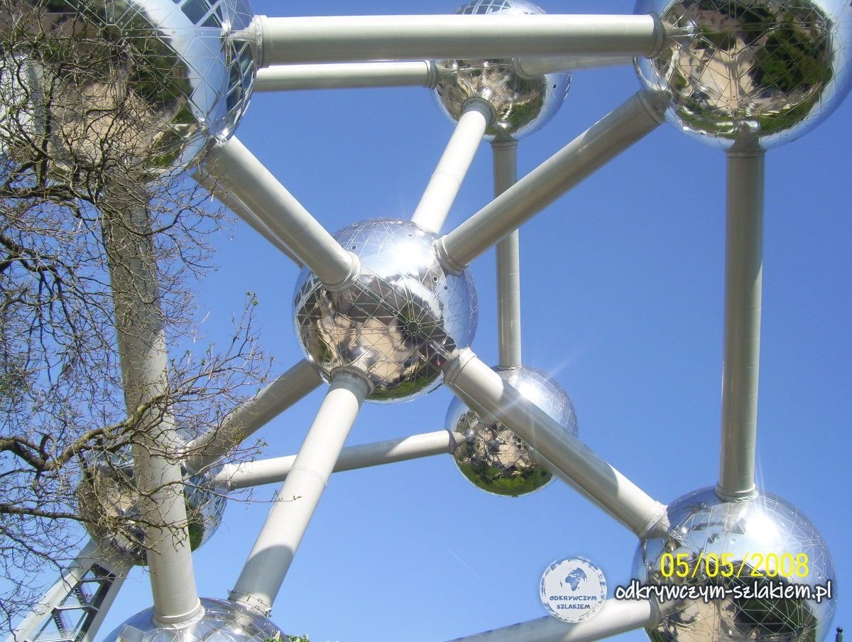 Stalowe kule i rury Atomium w Brukseli widziane od dołu
