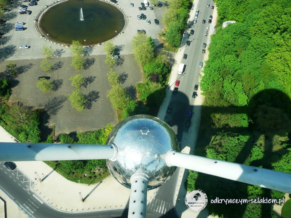 Widok z górnej kuli Atomium na niższą kulę, fontannę i park