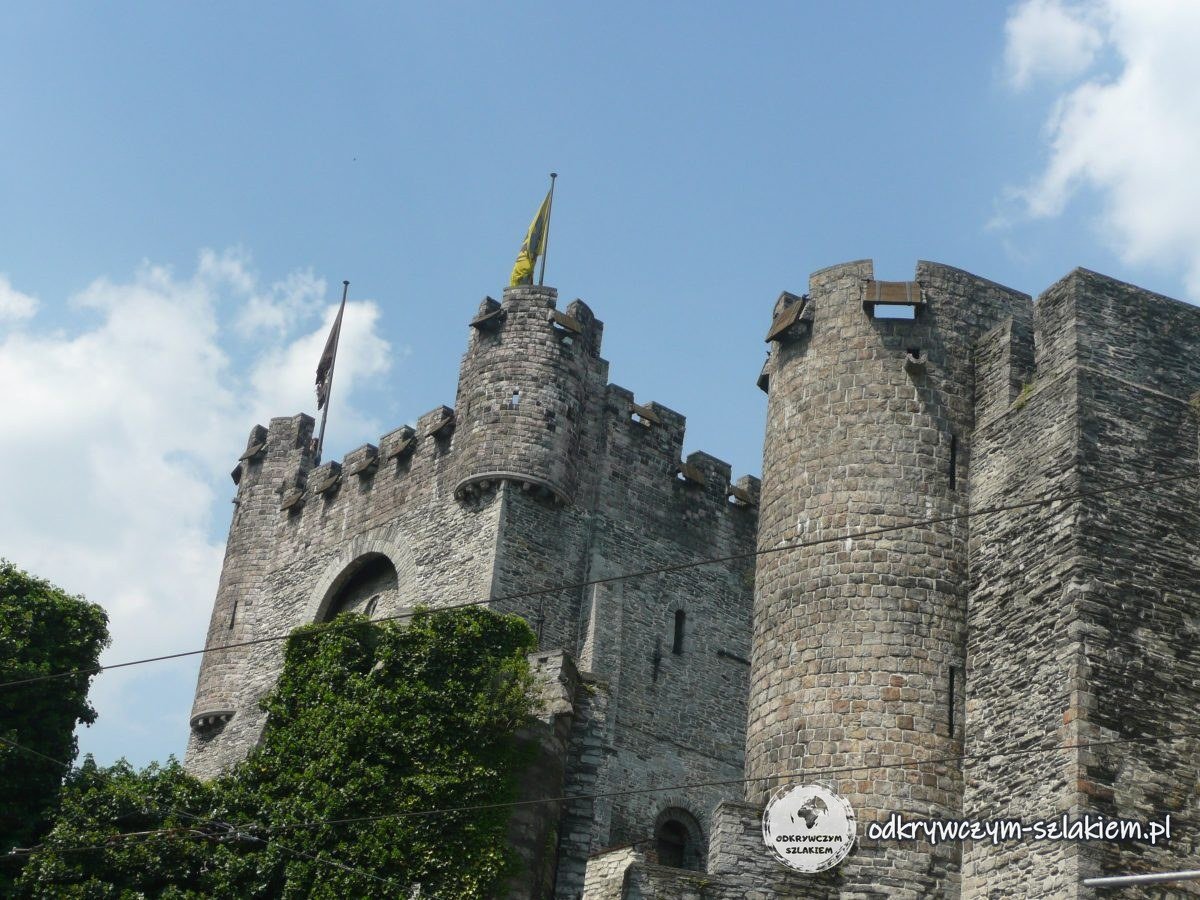 Średniowieczny zamek Gravensteen w Gandawie z flagą na wieży