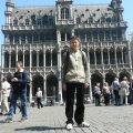 Ein Tourist auf der Grand-Place in Brüssel vor dem neugotischen Königshaus