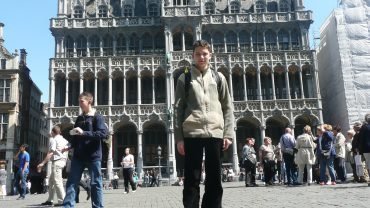 Turysta na Grand-Place w Brukseli przed neogotyckim Domem Królewskim