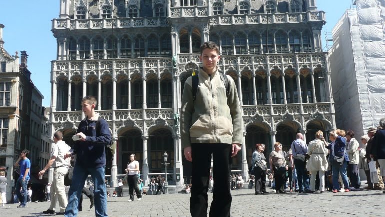 Turysta na Grand-Place w Brukseli przed neogotyckim Domem Królewskim