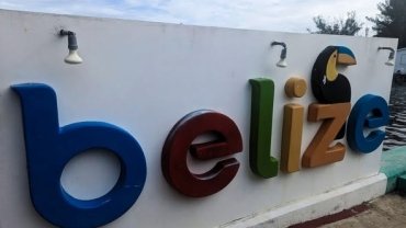 Kolorowy napis „Belize” z tukanem