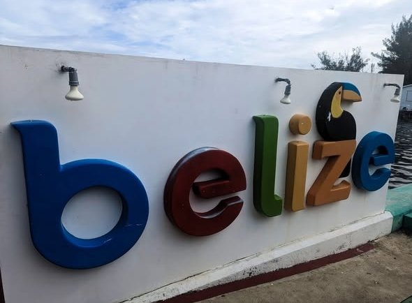 Kolorowy napis „Belize” z tukanem