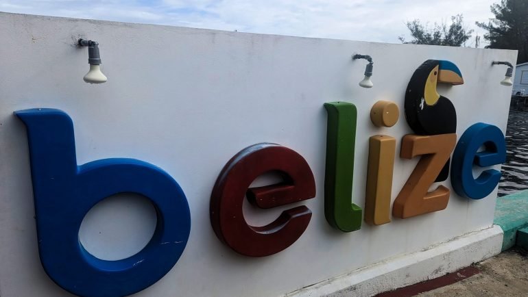 Kolorowy napis „Belize” z tukanem