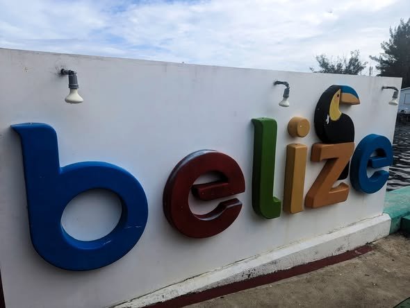 Kolorowy napis „Belize” z tukanem