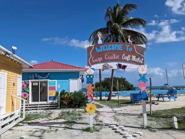 Kolorowy targ rękodzieła Caye Caulker Craft Market na wyspie Caye Caulker