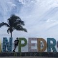 Kolorowy napis „San Pedro” na plaży wyspy Ambergris Caye, Belize