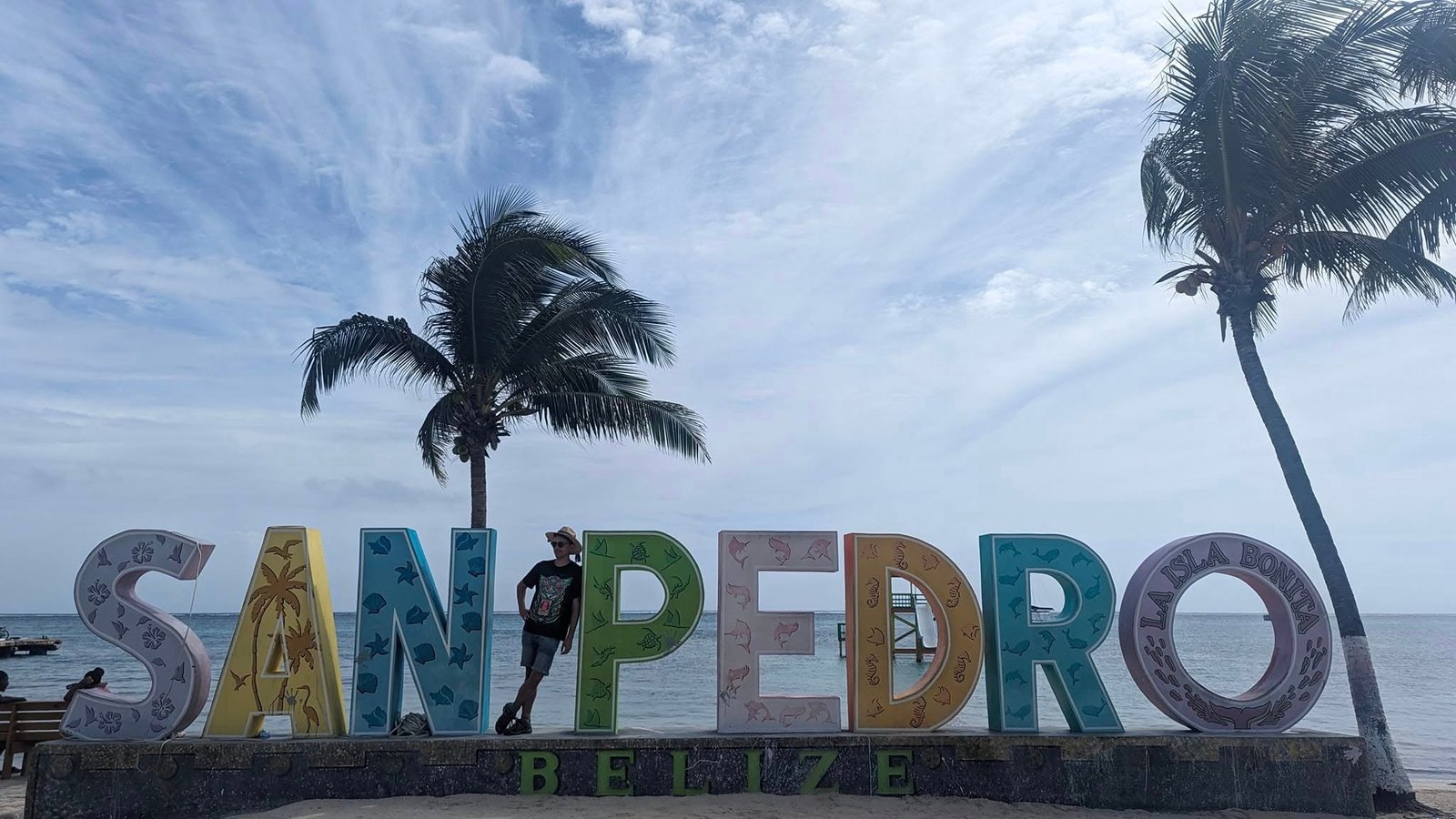 Kolorowy napis „San Pedro” na plaży wyspy Ambergris Caye, Belize