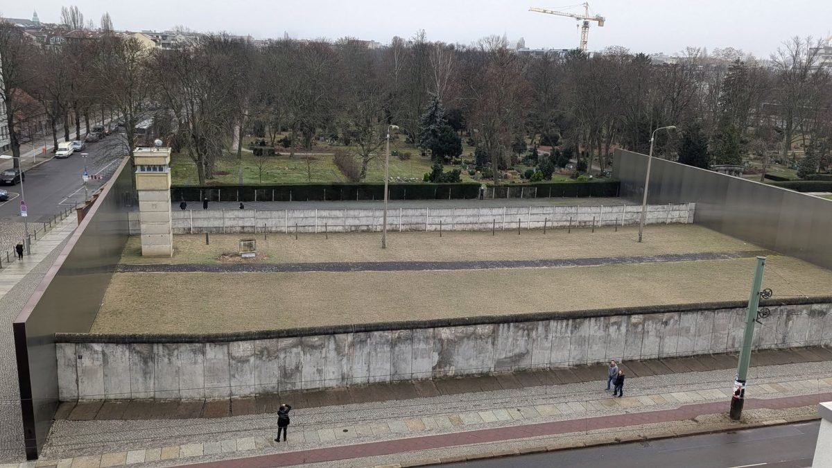Pas Śmierci ze strażnicą między dwoma murami – widok z tarasu przy Bernauer Straße