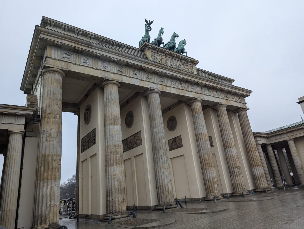 Kolumny Bramy Brandenburskiej z kwadrygą na szczycie w pochmurny dzień
