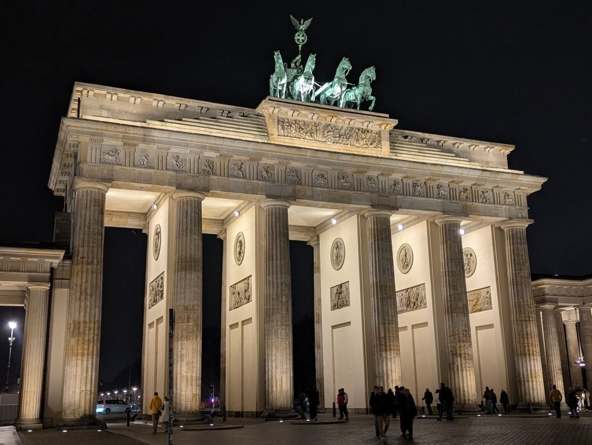 Podświetlona Brama Brandenburska z kwadrygą wieczorem