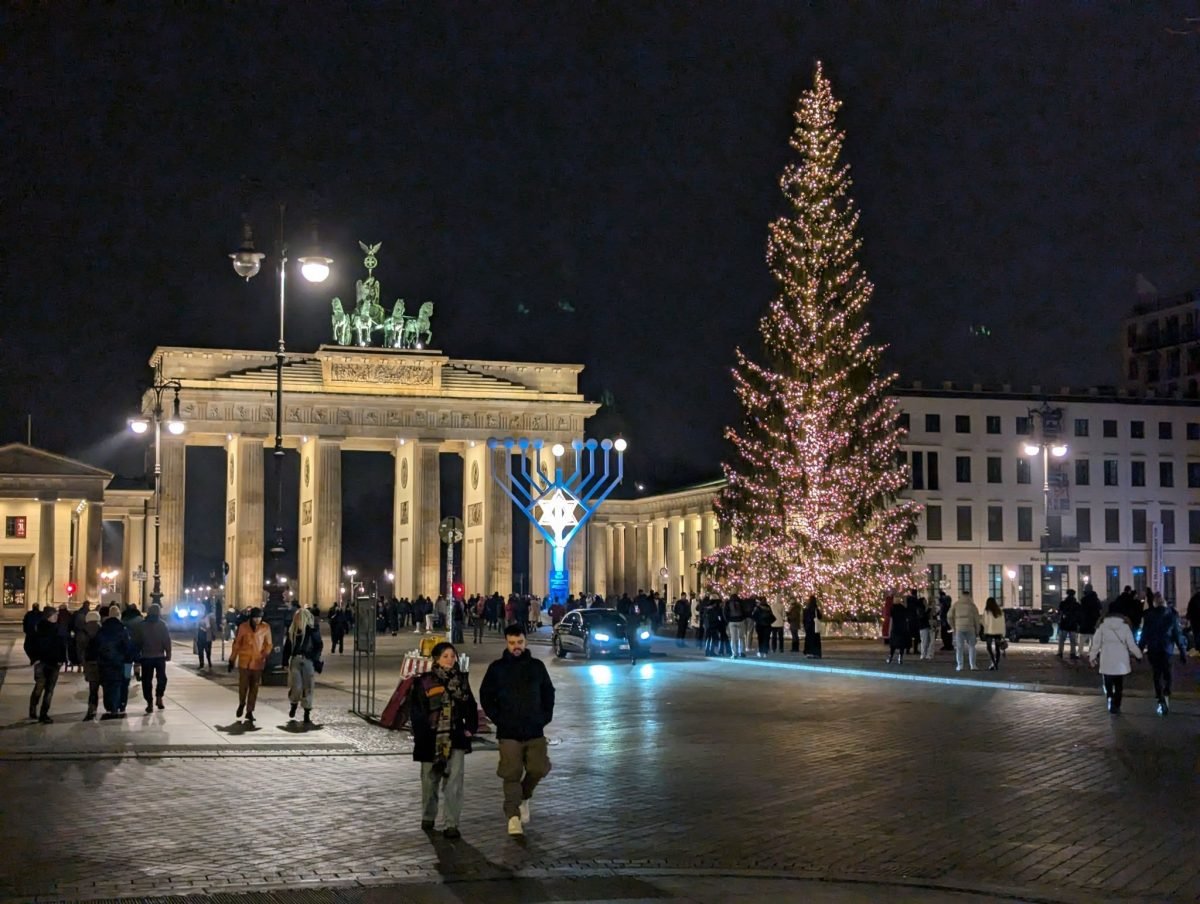 Brama Brandenburska nocą, obok wielka choinka i chanukowa menora – Berlin w grudniu 2024