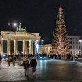 Brama Brandenburska nocą, obok wielka choinka i chanukowa menora – Berlin w grudniu 2024