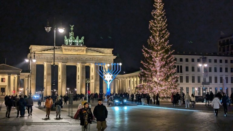 Brama Brandenburska nocą, obok wielka choinka i chanukowa menora – Berlin w grudniu 2024