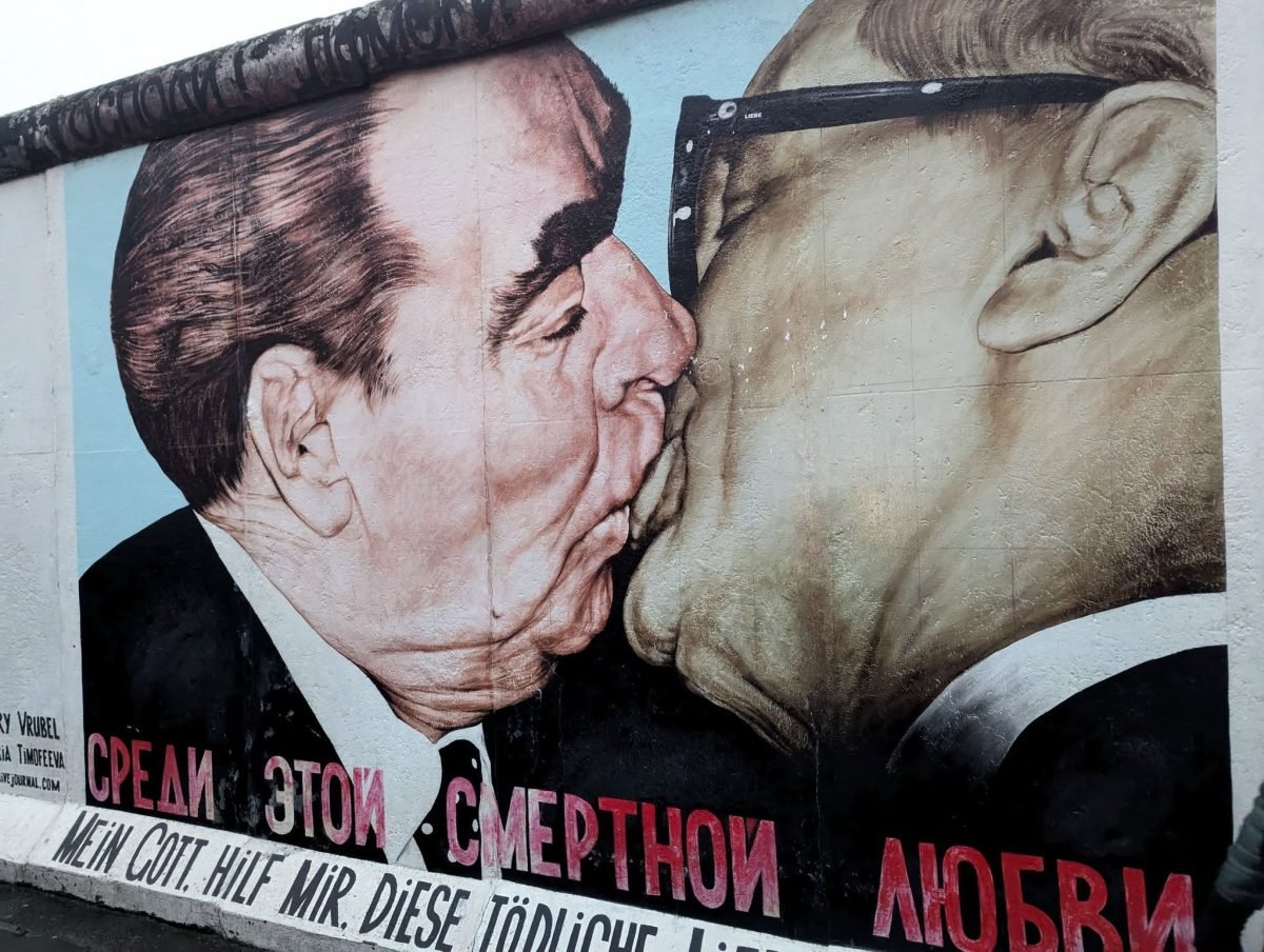 Mural „Pocałunek braterski” Breżniewa i Honeckera na East Side Gallery w grudniu 2024