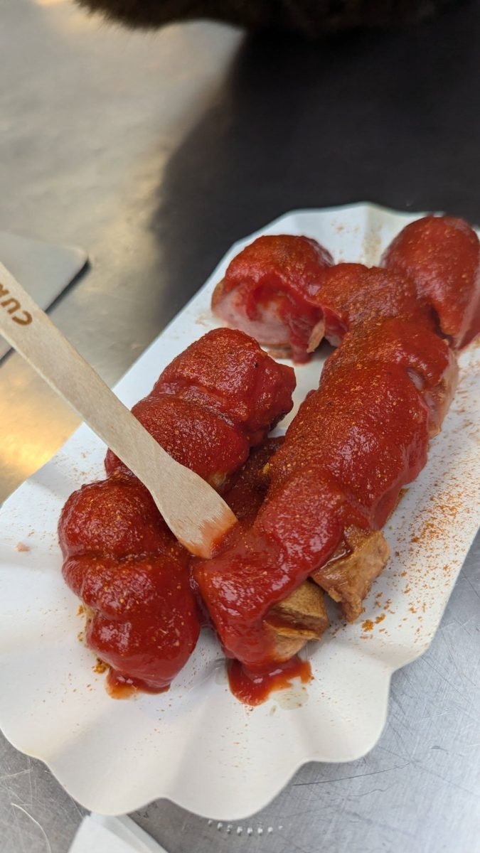 Currywurst – pokrojona kiełbasa z sosem curry na papierowej tacce