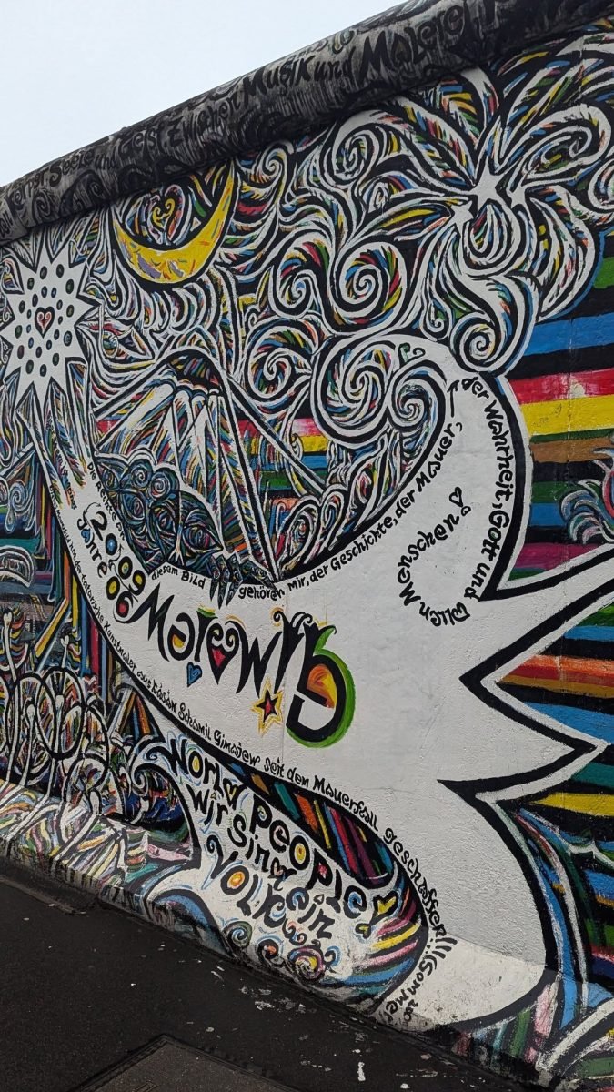 Fragment muralu z gołębiem i ornamentami na East Side Gallery