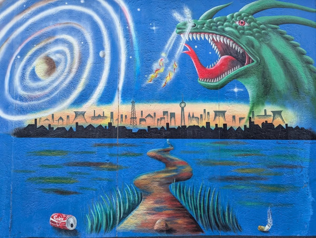 Mural ze smokiem nad panoramą miasta na East Side Gallery