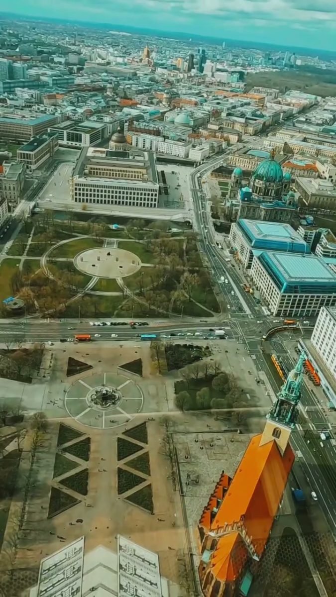 Widok z wieży telewizyjnej na Lustgarten, Katedrę Berlińską i kościół Mariacki