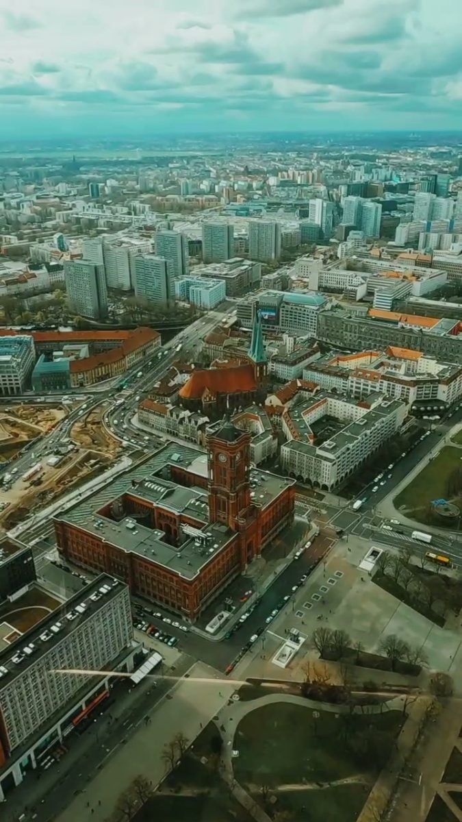 Czerwony Ratusz i centrum Berlina widziane z tarasu wieży telewizyjnej na wysokości 203 m