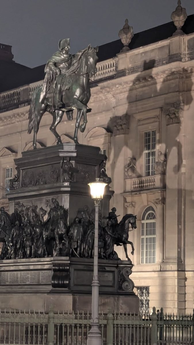 Pomnik konny Fryderyka Wielkiego przy alei Unter den Linden o zmierzchu