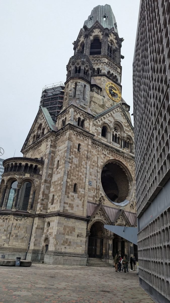 Zniszczona w czasie wojny wieża Kościoła Pamięci Cesarza Wilhelma
