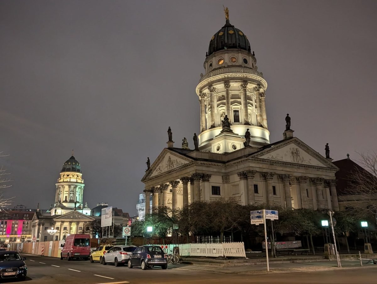 Jedna z dwóch bliźniaczych katedr na placu Gendarmenmarkt, podświetlona wieczorem