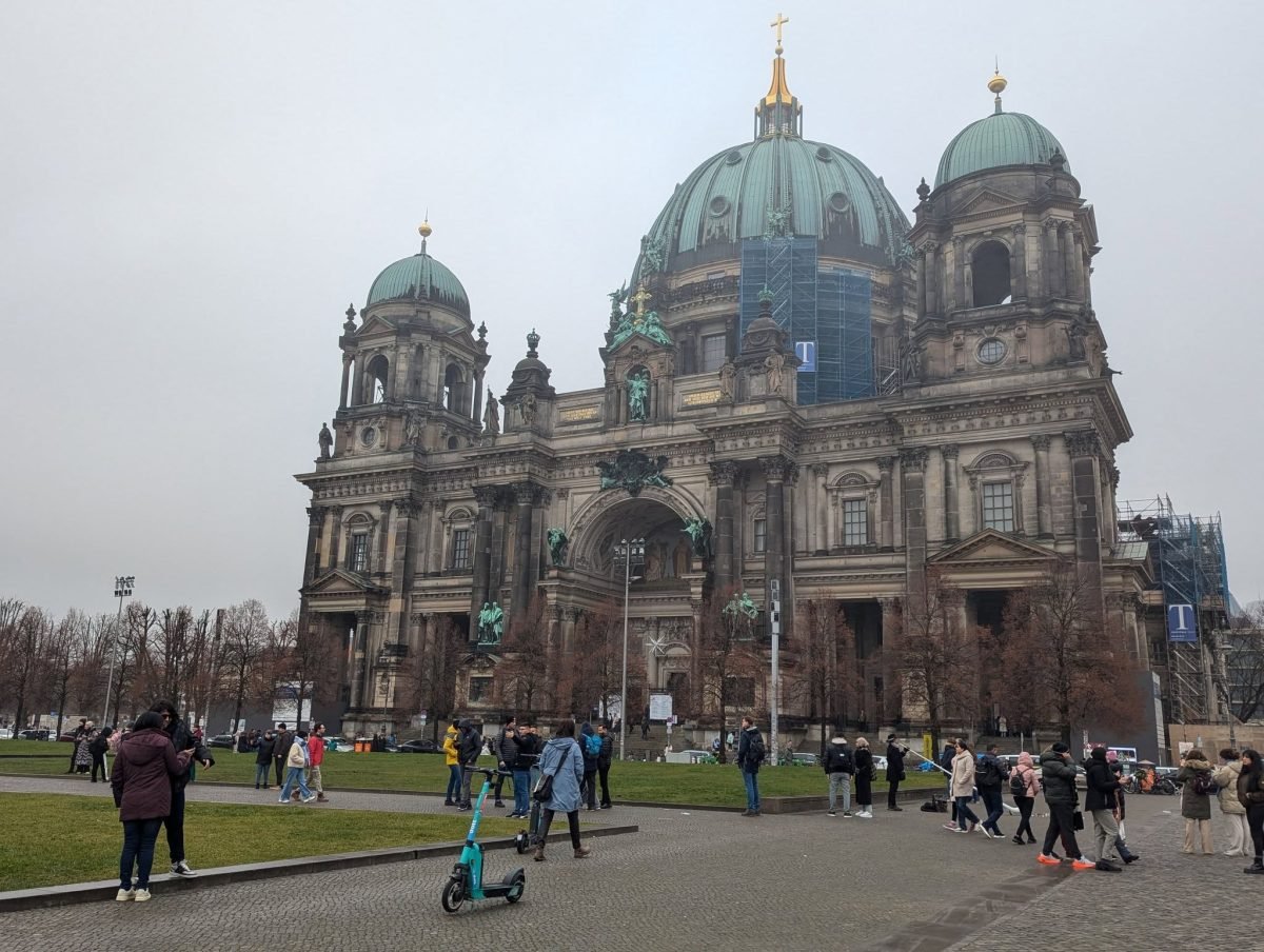 Katedra Berlińska z zielonymi kopułami, widziana od strony Lustgarten