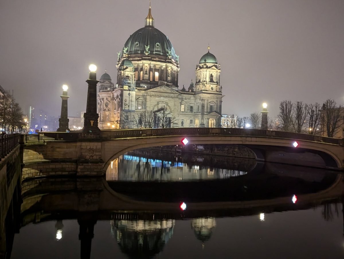 Podświetlona Katedra Berlińska nocą, odbijająca się w Szprewie