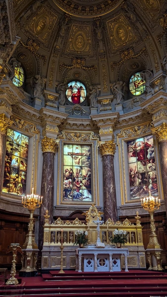 Złocony ołtarz i witraże w prezbiterium Katedry Berlińskiej