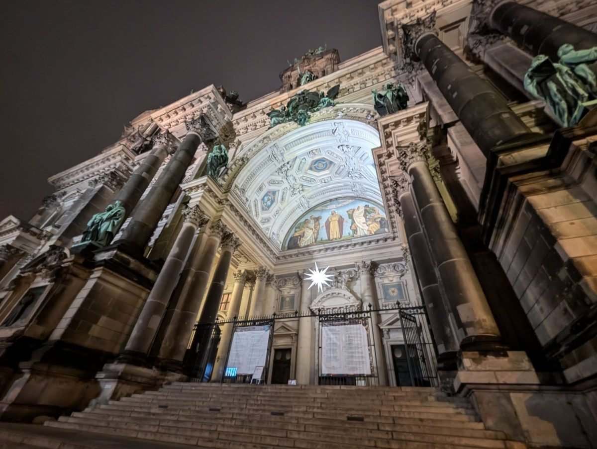 Bogato zdobiony portal Katedry Berlińskiej nocą