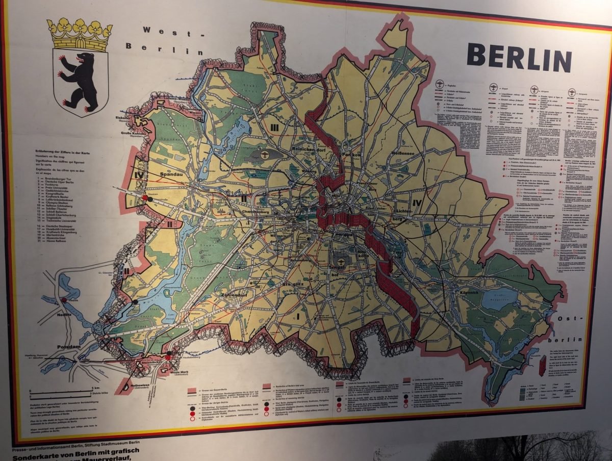 Dawna mapa podzielonego Berlina z zaznaczonym przebiegiem granicy na wystawie o Murze