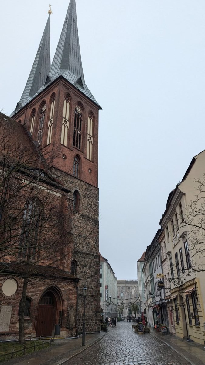 Kościół św. Mikołaja i brukowana uliczka w dzielnicy Nikolaiviertel