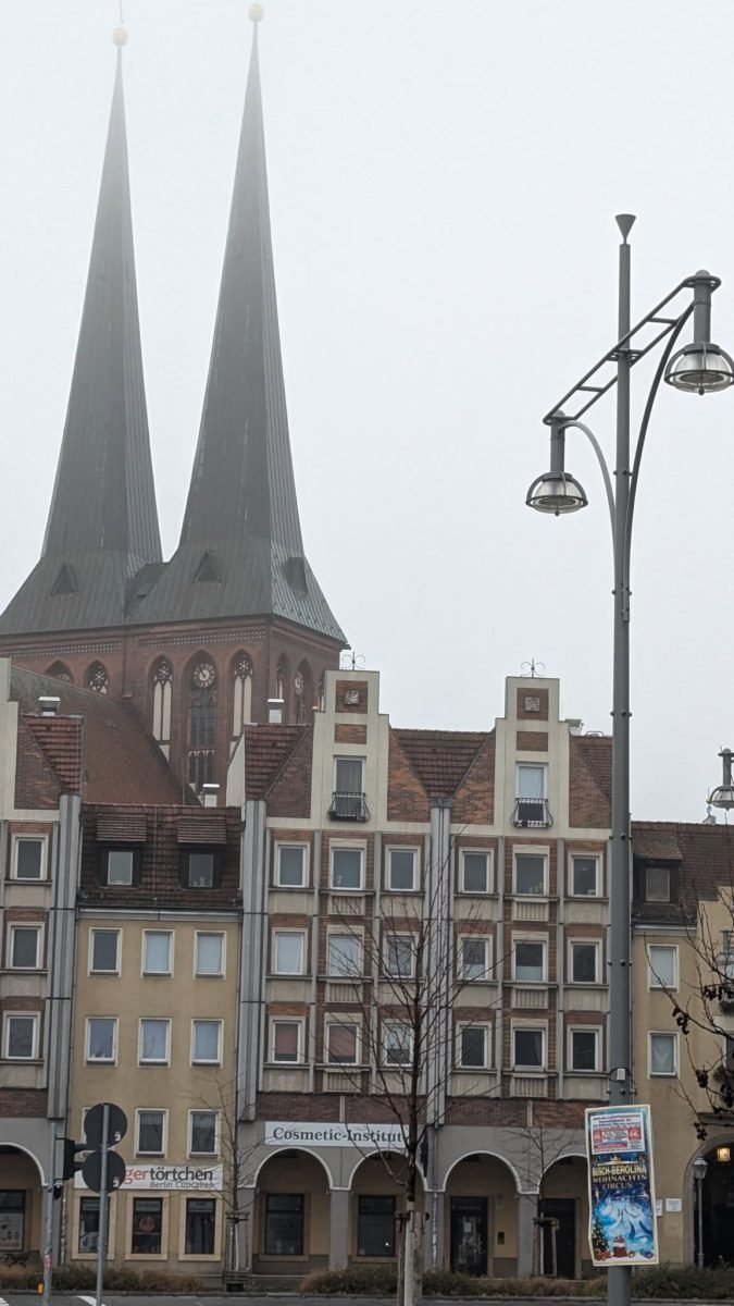 Kamienice dzielnicy Nikolaiviertel i dwie wieże kościoła św. Mikołaja