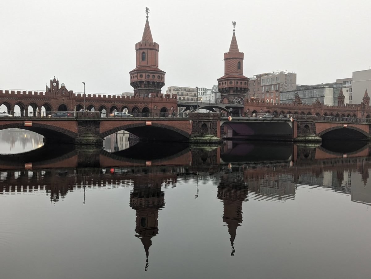 Ceglany most Oberbaumbrücke z dwiema wieżami odbity w Szprewie