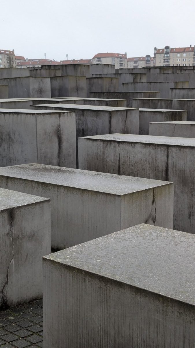 Betonowe bloki różnej wysokości tworzące Pomnik Pomordowanych Żydów Europy w Berlinie