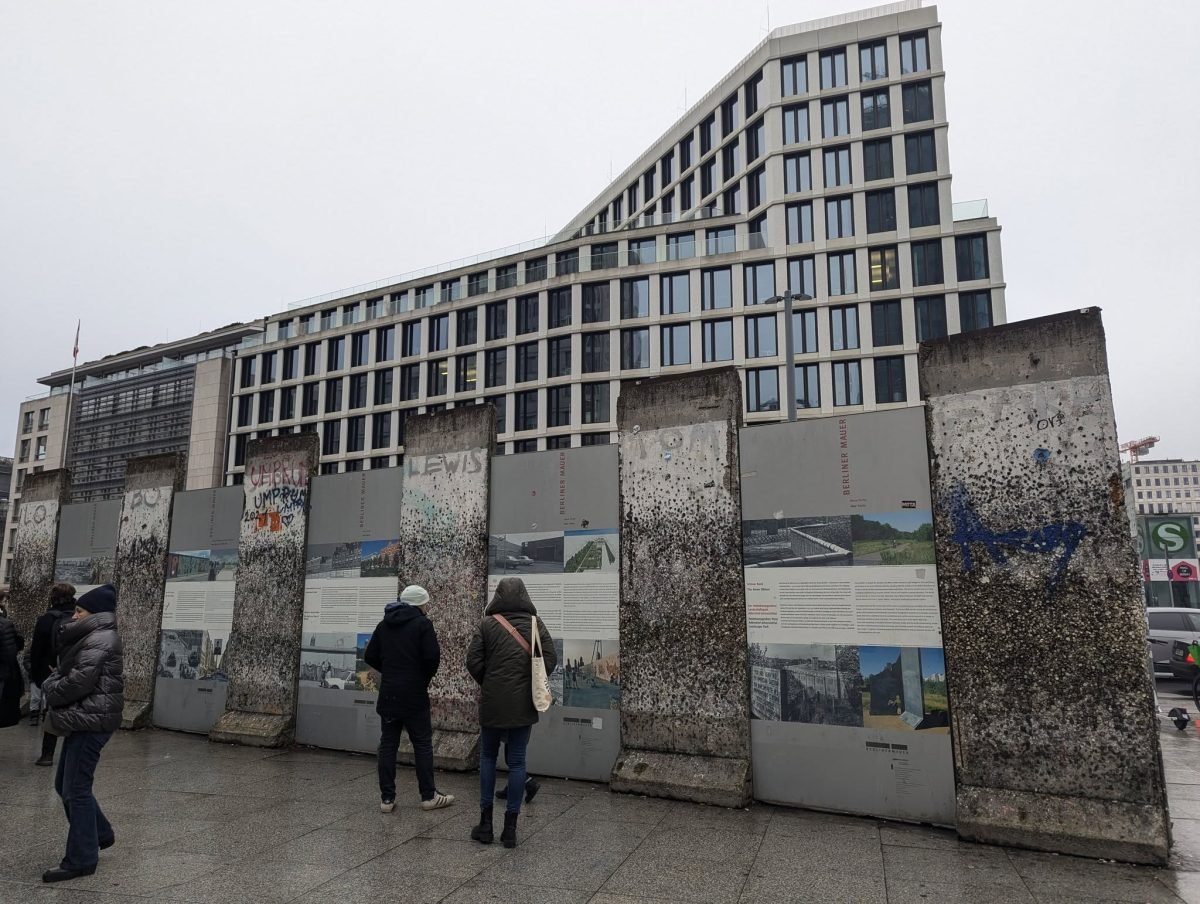 Fragmenty Muru Berlińskiego z tablicami informacyjnymi przy Potsdamer Platz
