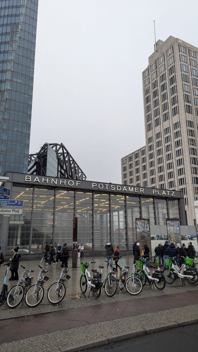 Wejście na stację Potsdamer Platz i wieżowce wokół placu