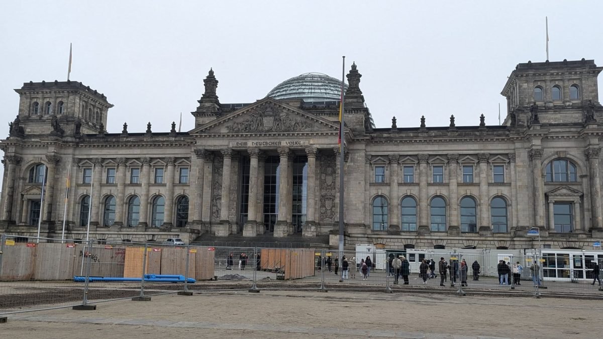 Gmach Reichstagu – siedziba Bundestagu – widziany od strony placu przed wejściem