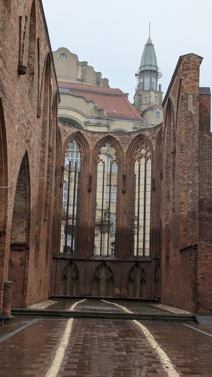 Ceglane ruiny gotyckiego kościoła klasztoru franciszkanów w pobliżu Alexanderplatz