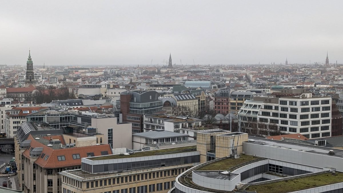 Dachy Berlina widziane z tarasu widokowego Katedry Berlińskiej